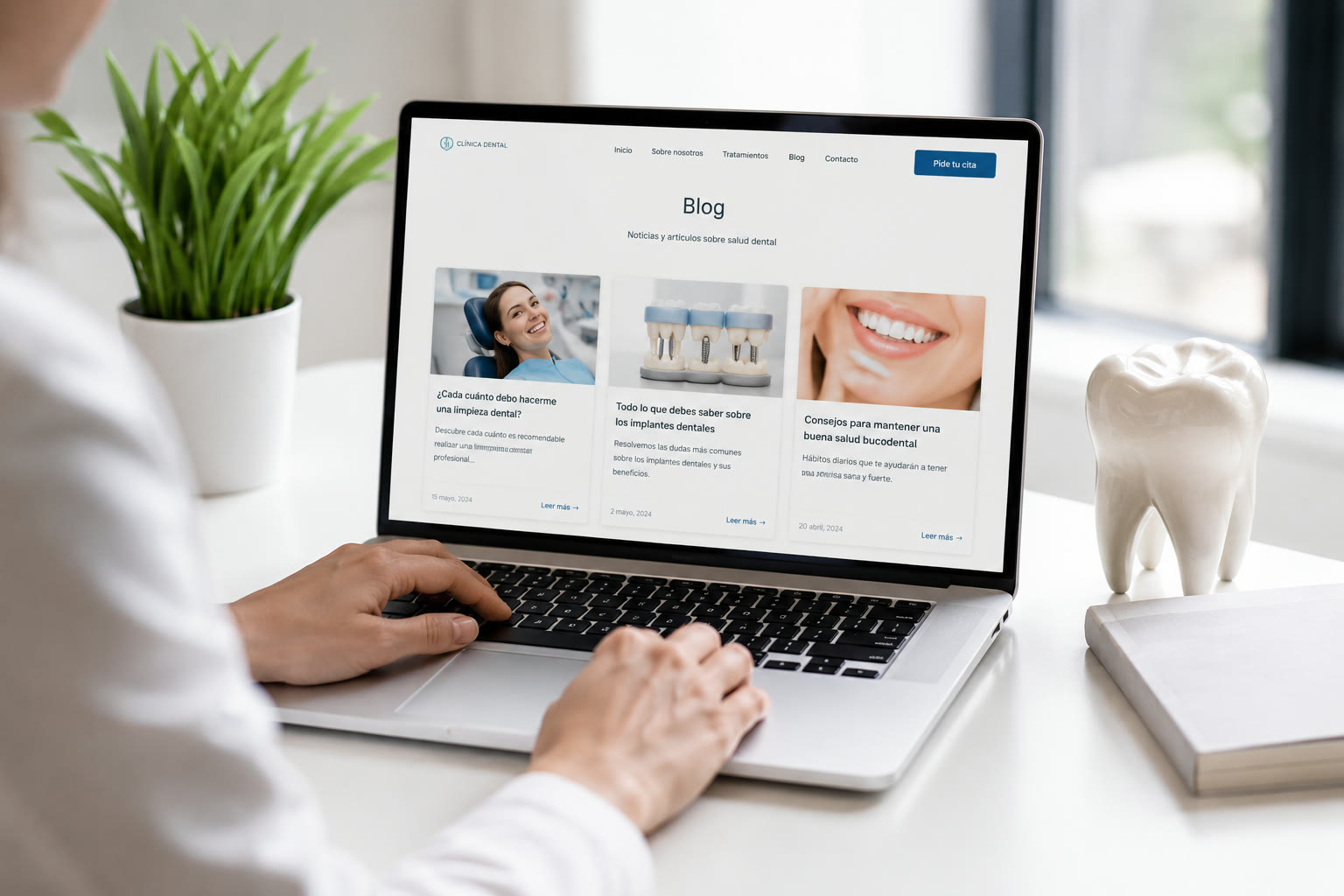 Persona consultando el blog de salud dental de la Clínica Abellán & Pérez