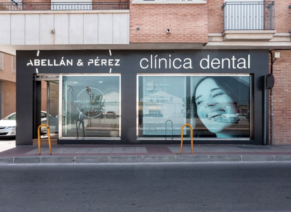 Fachada de la Clínica Dental Abellán & Pérez en El Palmar (Murcia)