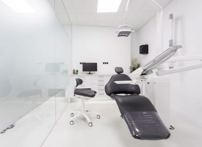 Gabinete dental equipado con tecnología avanzada
