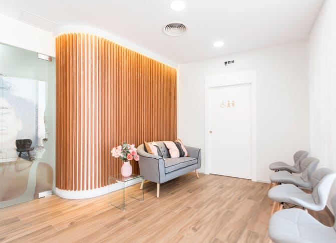 Sala de espera acogedora de la clínica dental Abellán & Pérez