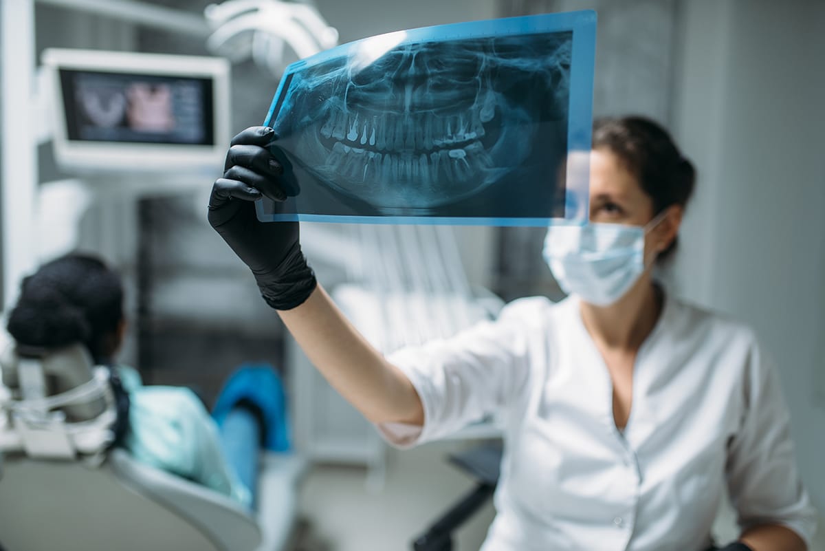 Dentista de la Clínica Dental Abellán & Pérez revisando una radiografía dental en El Palmar (Murcia)
